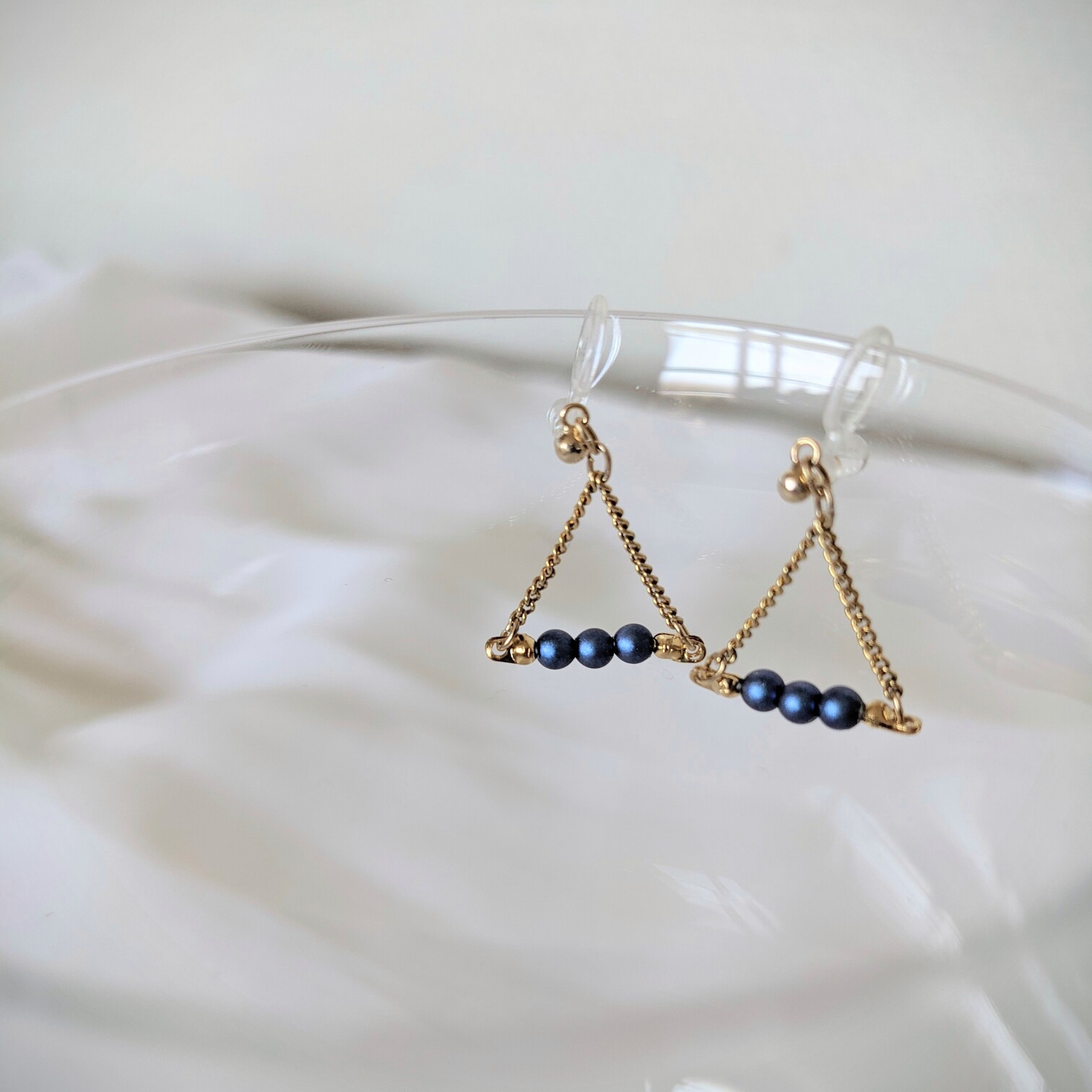 小粒っこブルーパールの三角イヤリング/ピアス